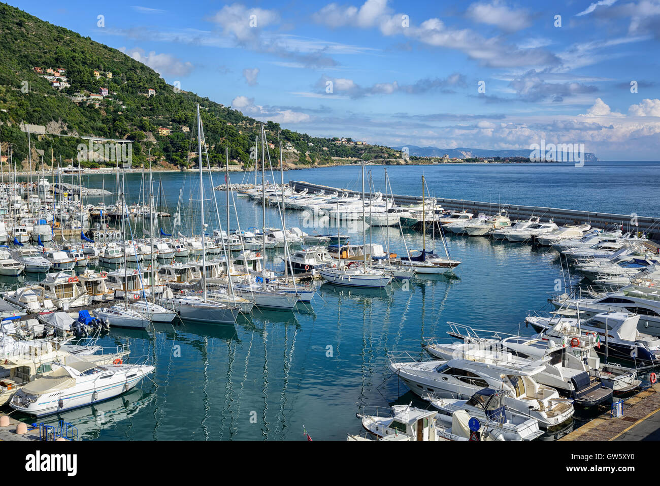 Disponibles en blanc amarré port méditerranéen d'Alassio sur la Riviera italienne, ligurie, italie Banque D'Images