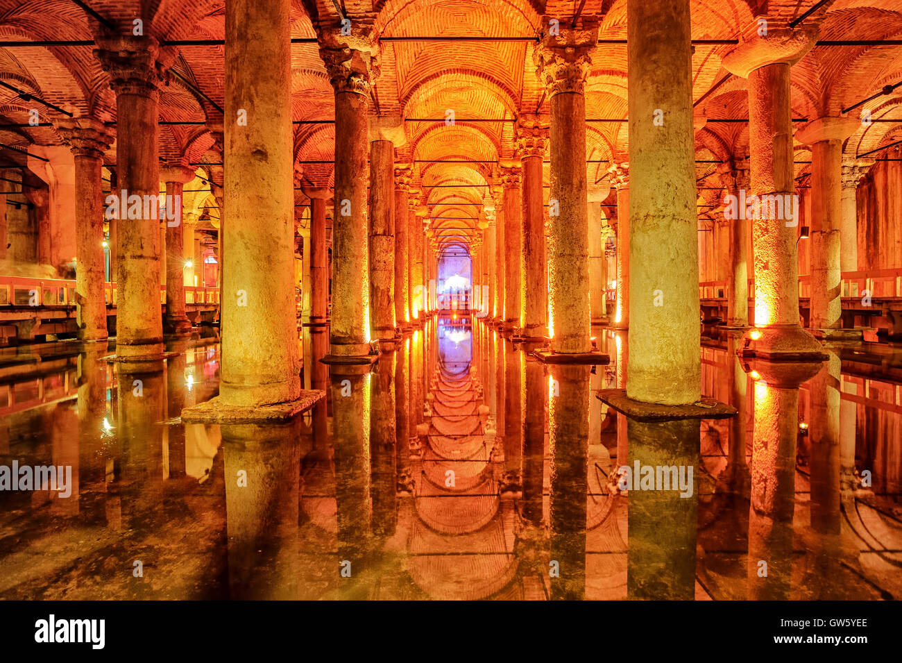 la-citerne-basilique-ou-yerebatan-sarayi-est-l-ancien-r-servoir-d-eau