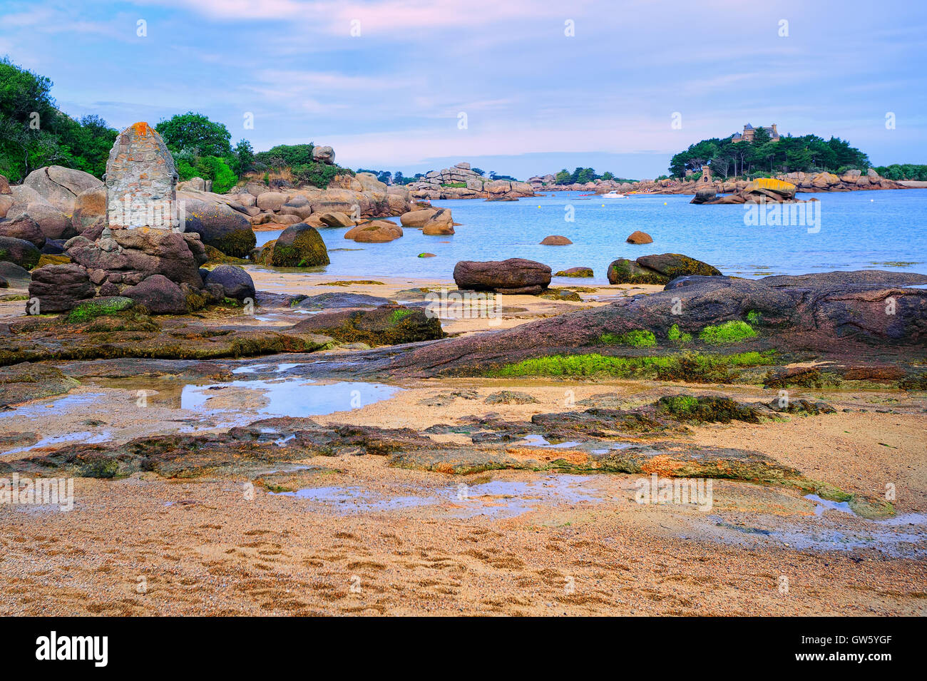 Plage de sable dans une lagune par manche sur Trégastel Côte de Granit Rose, Bretagne, France Banque D'Images