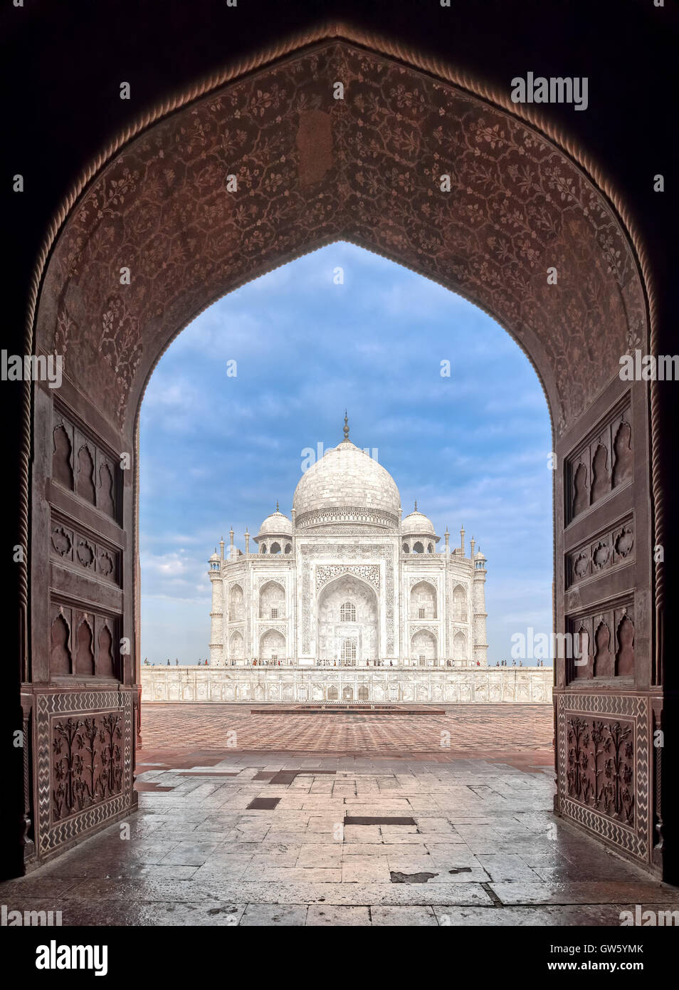 View of Taj Mahal masoleum par une porte arch, Agra, Inde Banque D'Images View of Taj Mahal masoleum par une porte arch, Agra, Inde Banque D'Images