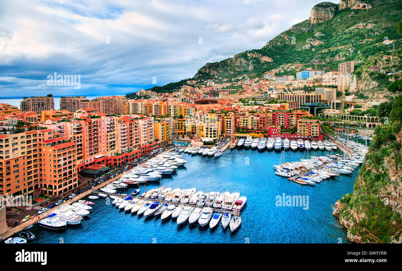 Yachts de luxe et appartement coloré maisons en Port Fontveille, Monaco, Cote d'Azur Banque D'Images