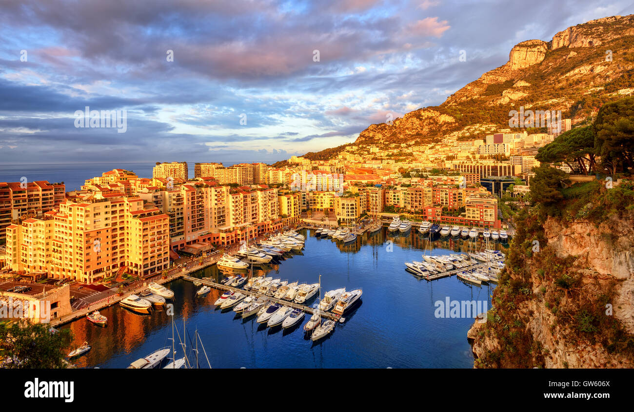 Vue sur le Port de Fontvieille dans le centre-ville de Monaco, en France, le lever du soleil au début de la lumière du matin Banque D'Images