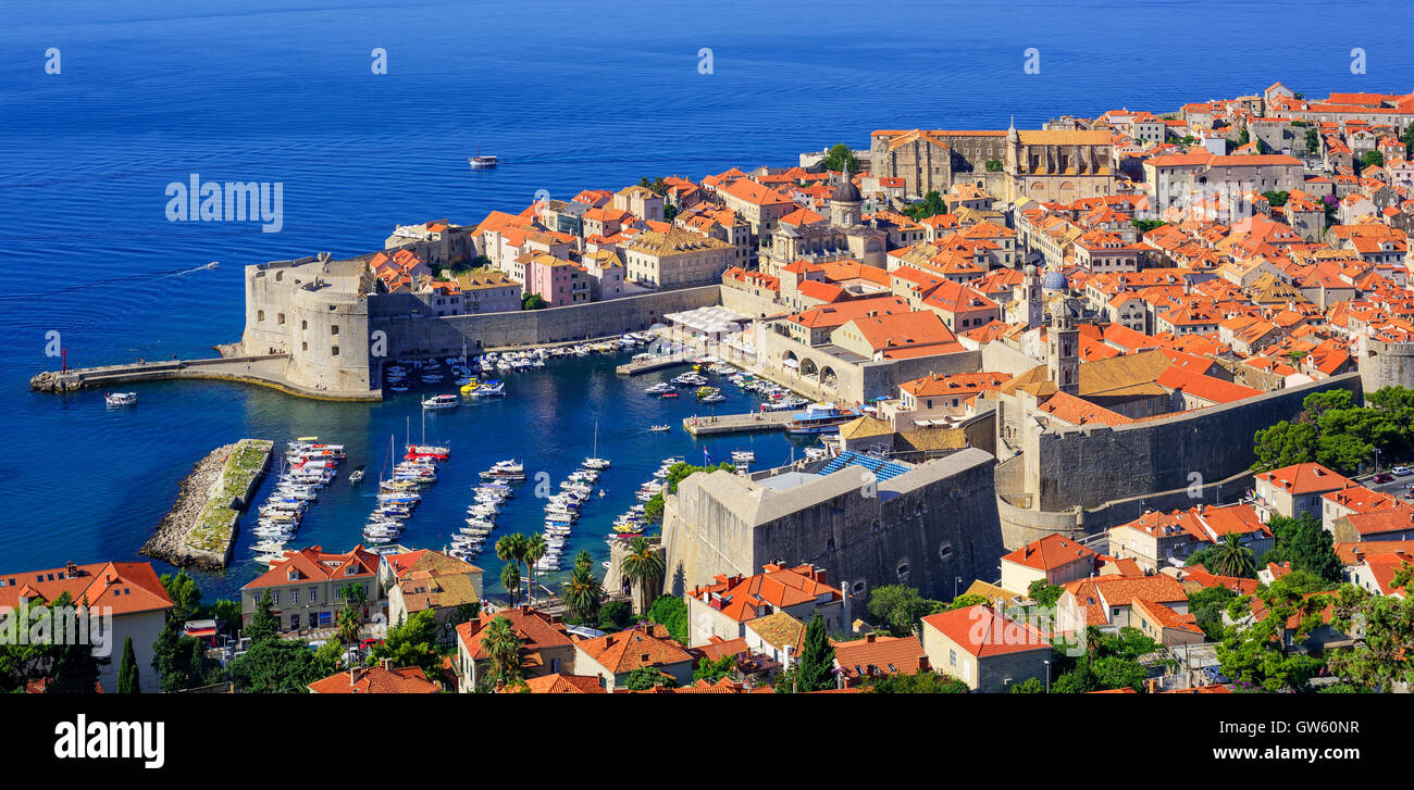 Toits de tuiles rouges et murs de la vieille ville historique de port de Dubrovnik, Croatie Banque D'Images