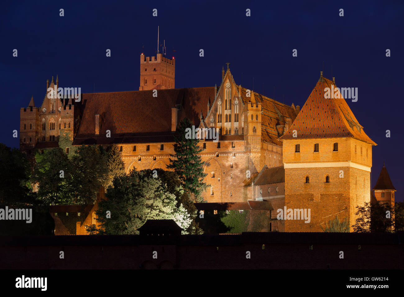 Haut château du Château de Malbork la nuit en Pologne, médiévale, construit par les Chevaliers Teutoniques l'ordre. Banque D'Images