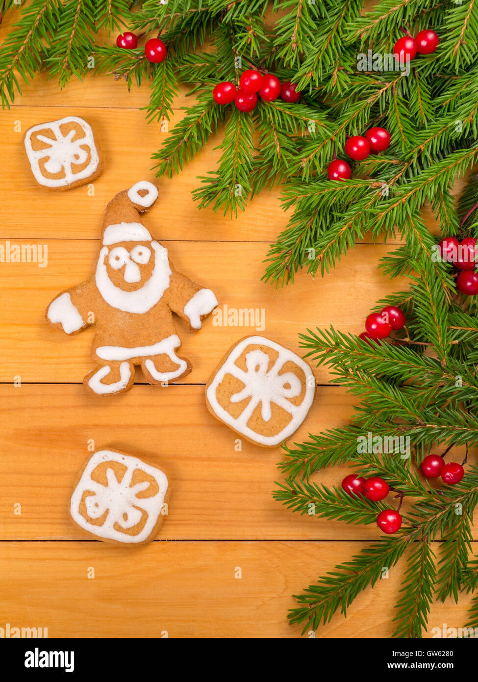 Arbre de Noël et les fruits rouges et le Père Noël avec les cadeaux des cookies sur les planches en bois historique Banque D'Images