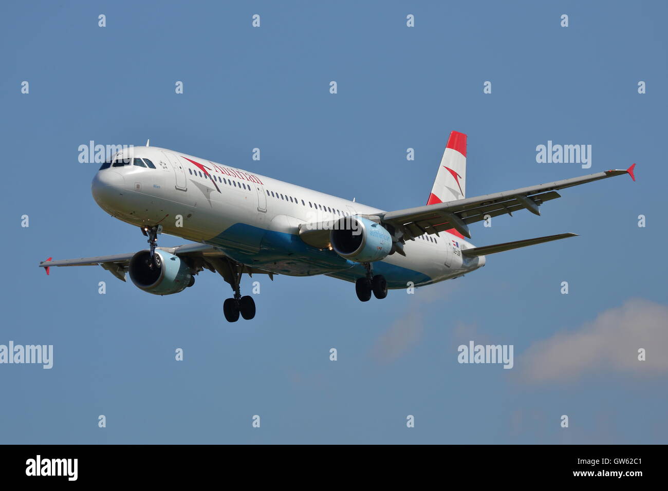 Austrian Airlines Airbus A321-200 OE-LBF à l'atterrissage à l'aéroport Heathrow de Londres, UK Banque D'Images