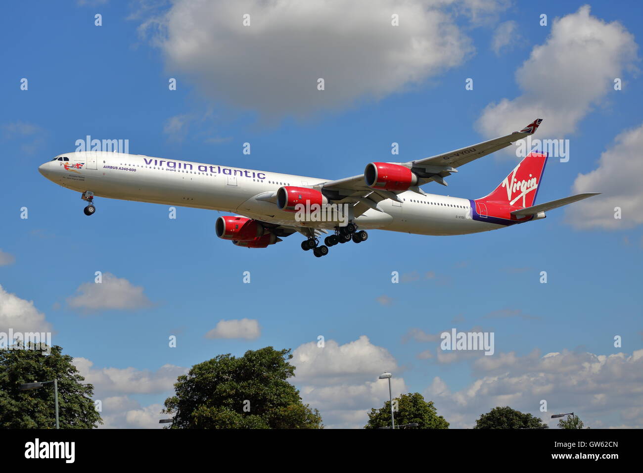 Virgin Atlantic Airbus A340-600 G-VYOU arrivant à l'aéroport Heathrow de Londres, UK Banque D'Images