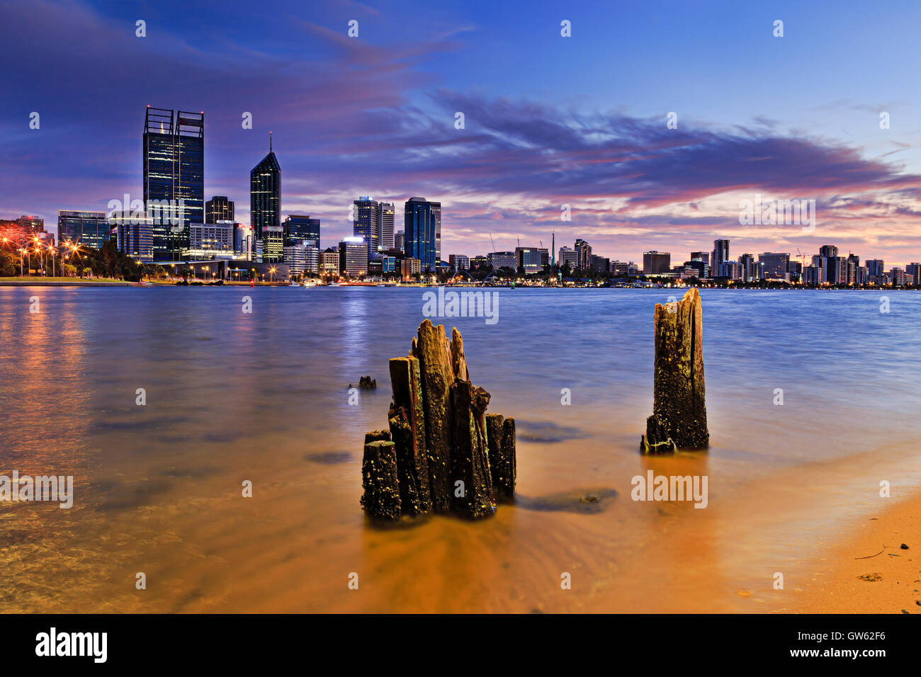 L'ouest de l'Australie capitale Perth au lever du soleil à travers les eaux claires de la rivière Swan à la plage de sable de CBD. Banque D'Images