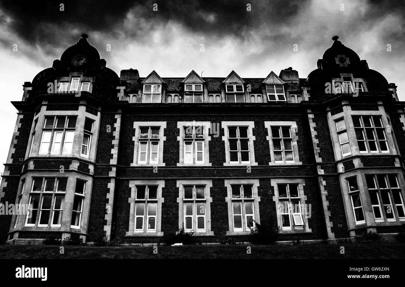 Europe Angleterre : Moody sky over Manor hall et nouveau noir et blanc de fins détails ©Clifford Norton/Alamy Banque D'Images