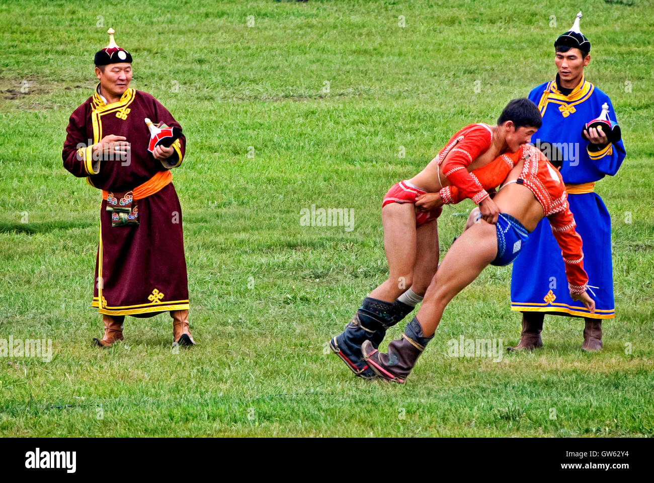 Deux lutteurs se battre dans le stade d'Ulan Bator, Mongolie, au cours de l'Naddam Festival Banque D'Images