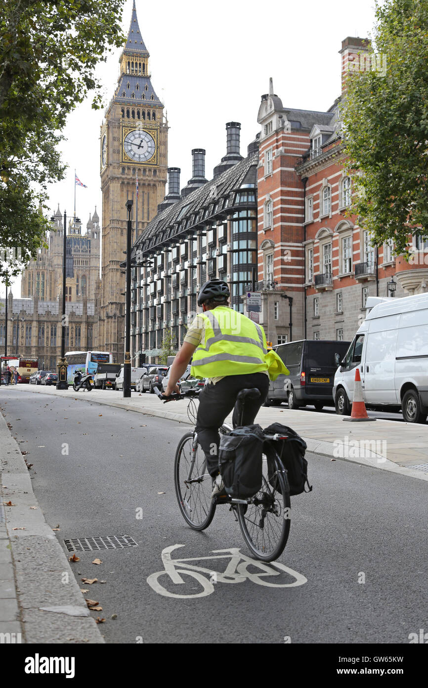 Un cycliste en haute-viz jacket sur London's new cycle autoroute est-ouest de Victoria Embankment à Westminster Banque D'Images