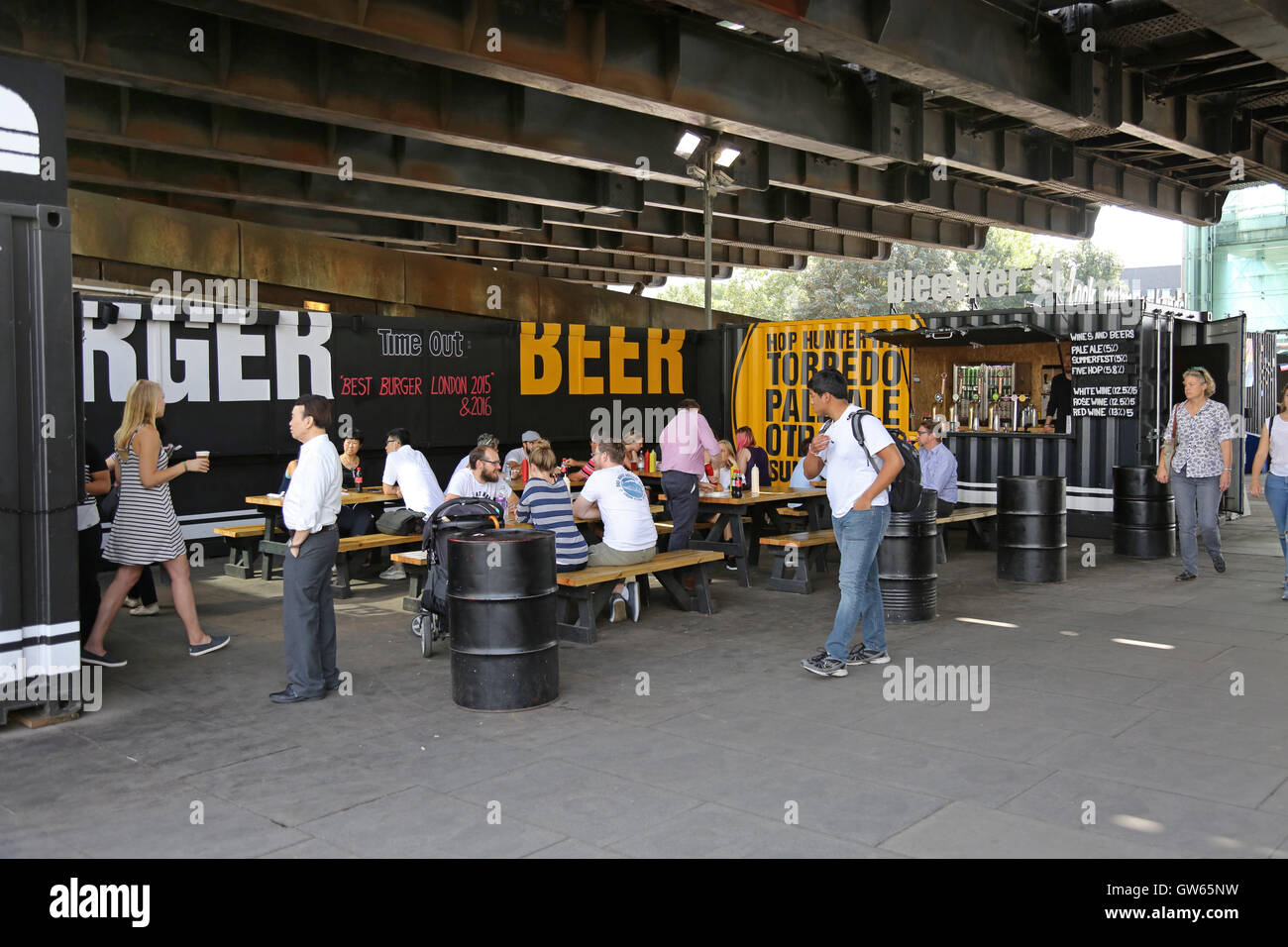 Une fenêtre pop-up bar récipient sous le pont de chemin de fer Hungerford du South Bank à Londres, près de la Tamise Banque D'Images