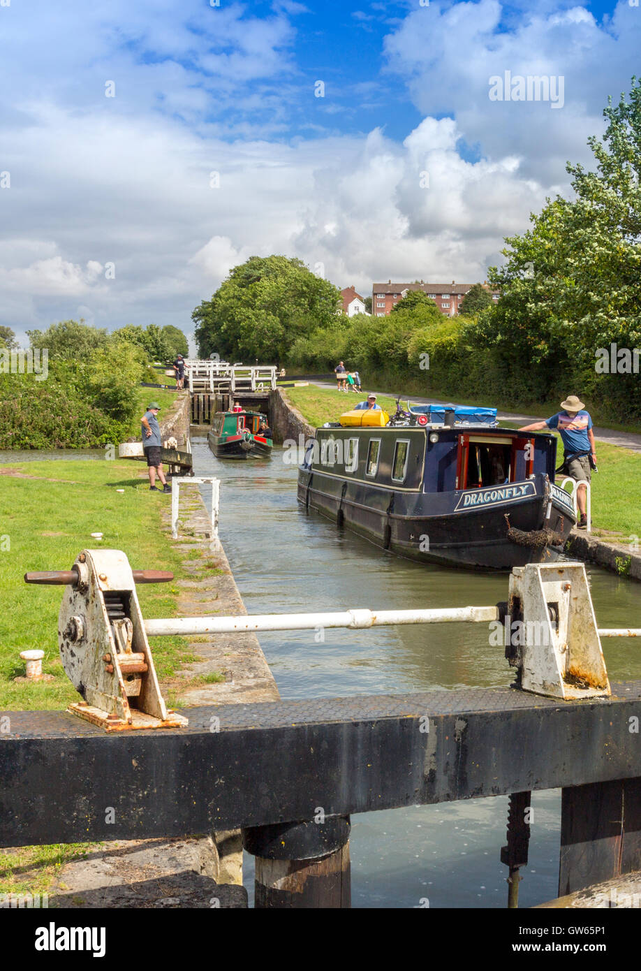 Barges colorées entrer l'un des 16 Caen Hill locks sur le canal Kennet ...