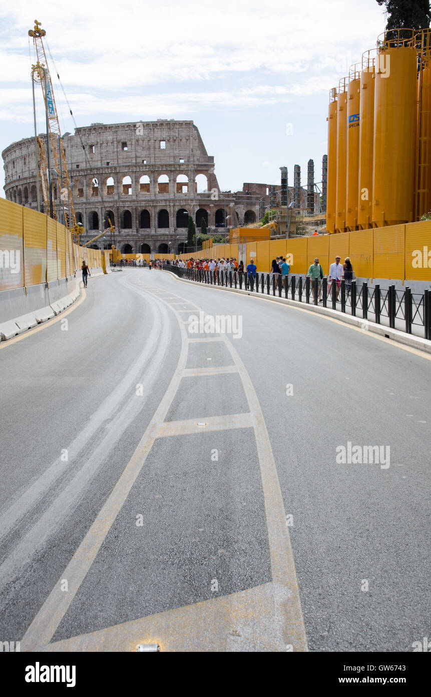 Rome,Italie. 12 août, 2016. Flavian amphitheater, connu sous le nom de Colisée vu de forums impériaux pendant les travaux pour le métro. Banque D'Images