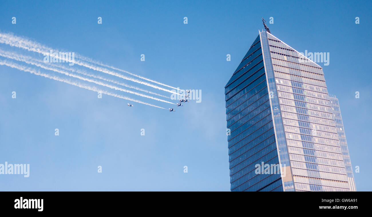 Un escadron d'U.S. Air Force F-16's tonnerres passé dans les chantiers de construction du projet Hudson à New York lors d'un survol de la rivière Hudson avant le 15e anniversaire du 11 septembre, le vendredi 2 septembre 2016. (© Richard B. Levine) Banque D'Images