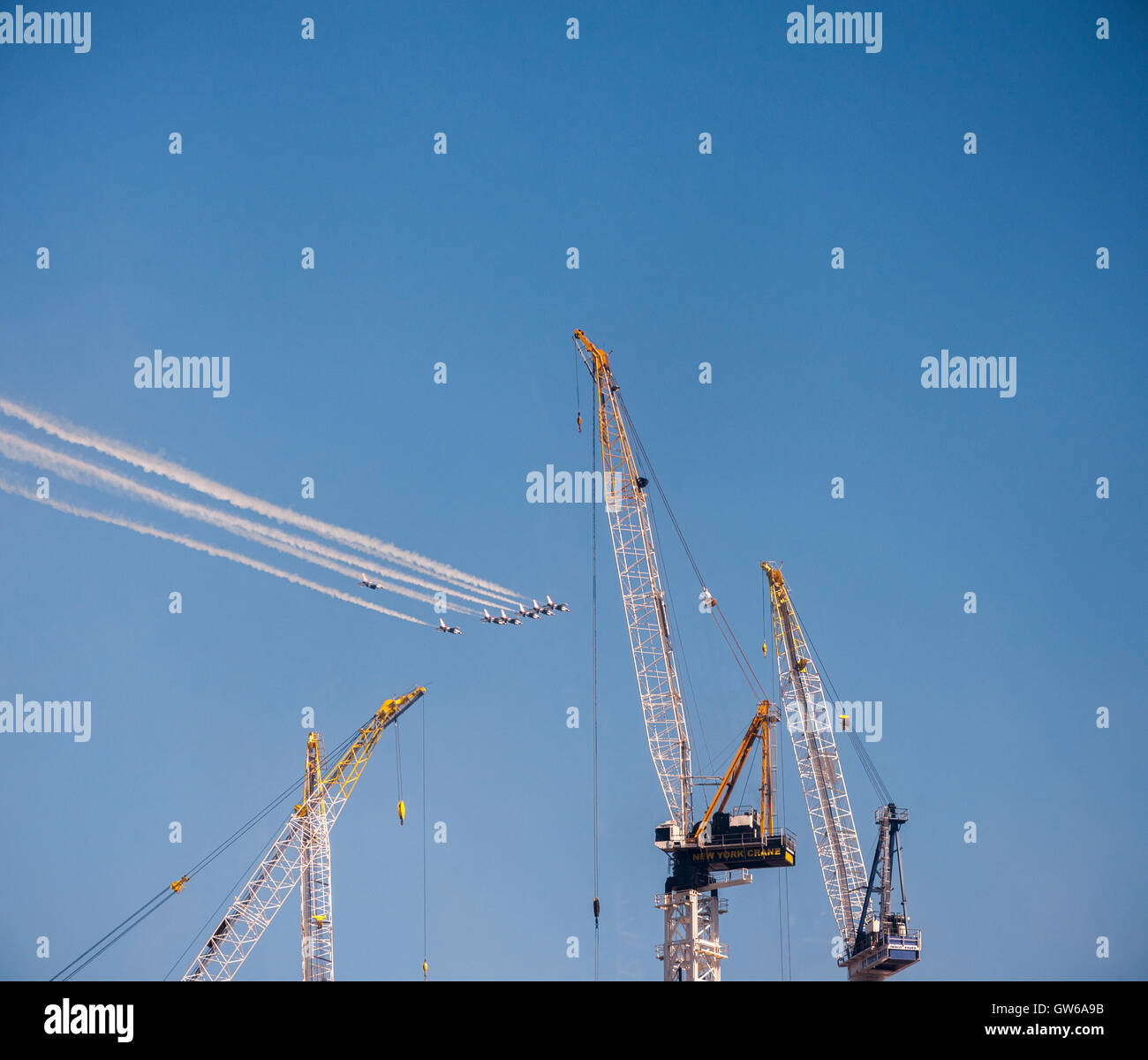 Un escadron d'U.S. Air Force F-16's tonnerres passé dans les chantiers de construction du projet Hudson à New York lors d'un survol de la rivière Hudson avant le 15e anniversaire du 11 septembre, le vendredi 2 septembre 2016. (© Richard B. Levine) Banque D'Images