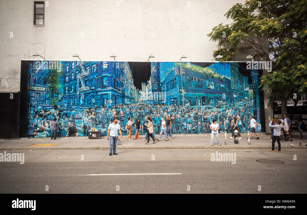 Passant admirer la nouvelle murale, intitulée 'cas de ma vie' par le célèbre artiste de rue Logan Hicks sur la paroi murale Houston & Bowery à Soho, à New York, le samedi 3 septembre 2016. L'espace est administré par Goldman Propriétés et a accueilli des murales pour une quantité incalculable d'années. (© Richard B. Levine) Banque D'Images