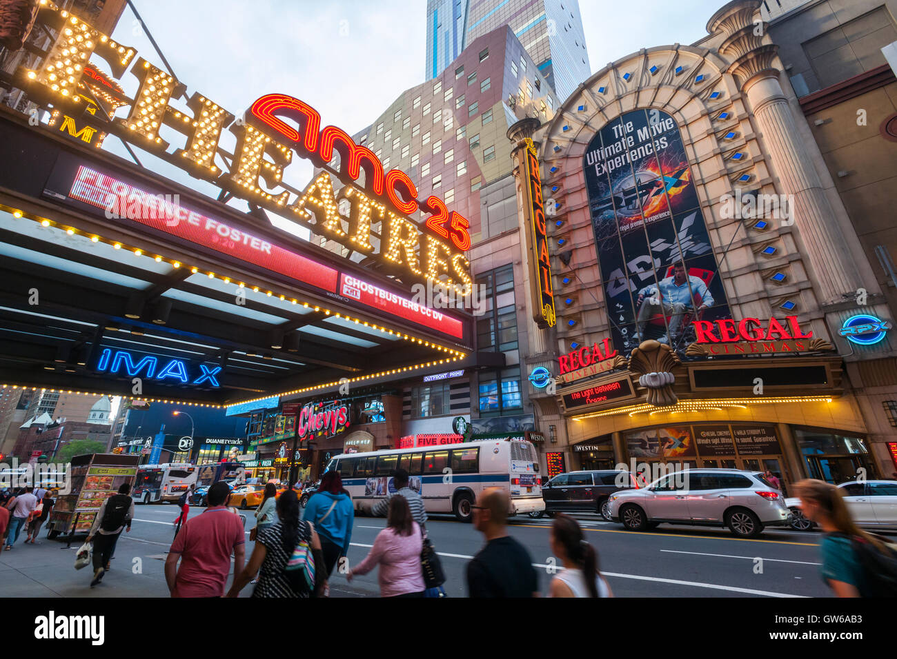 L'AMC 25 Theatre et le Regal Cinemas à Times Square à New York le Mardi, Septembre 6, 2016. Cet été a vu une version de Hollywood suites 14 record avec seulement quatre fait mieux que l'original. Les premiers 118 jours de l'été, un studio d'Hollywood de référence, a augmenté de 35 à partir de l'an dernier. (© Richard B. Levine) Banque D'Images