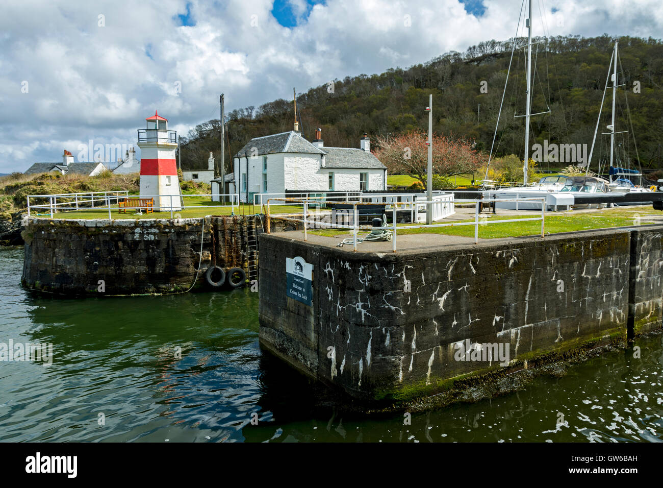 15 Verrouillage de la serrure, la mer, et le port à la lumière sur le bassin du Crinan Canal Crinan à Crinan, Argyll and Bute, Ecosse, Royaume-Uni Banque D'Images