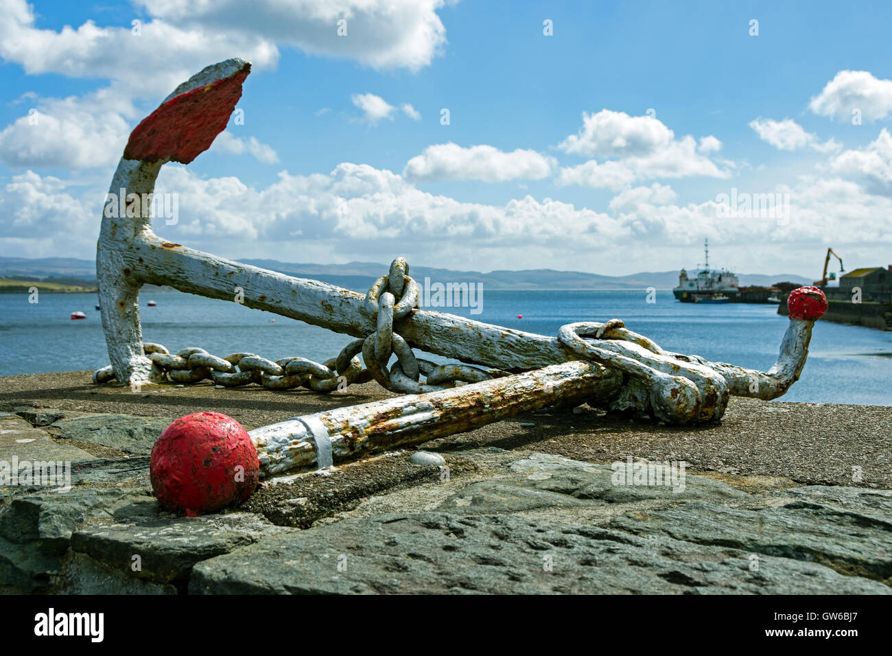 Old anchor sur le mur du port à l'Ardrishaig, Argyll and Bute, Ecosse, Royaume-Uni Banque D'Images