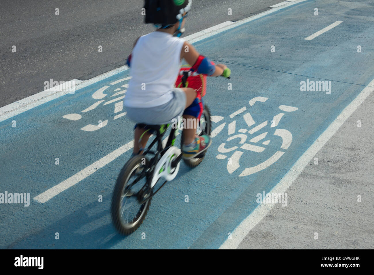 Enfant de faire du vélo sur piste cyclable ou piste cyclable à l'extérieur  Photo Stock - Alamy