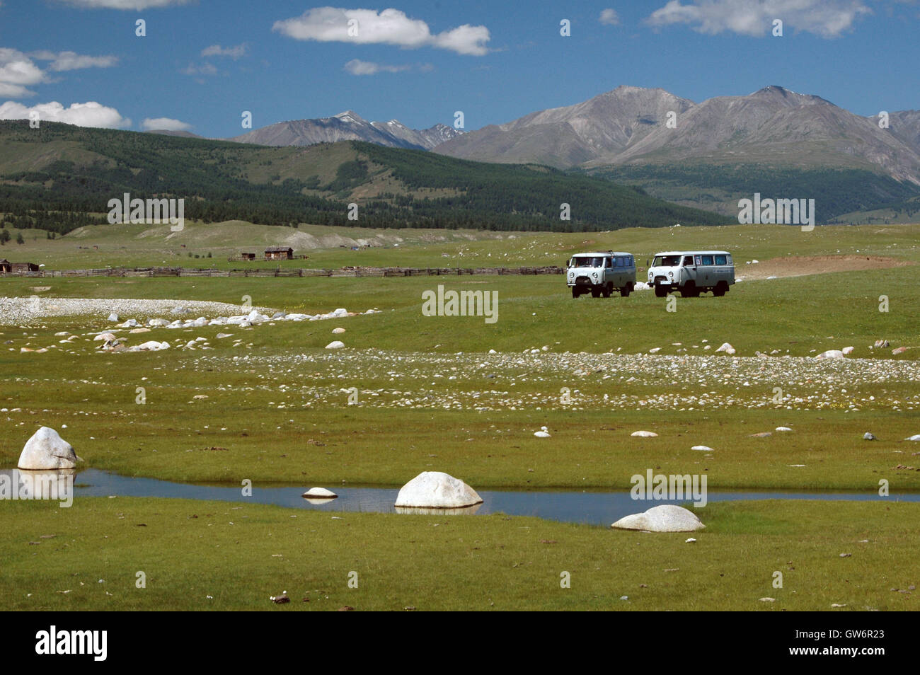 Fédération de 4x4 UAZ-542, Sayan, Plage, Lac Khövsgöl, Mongolie Banque D'Images