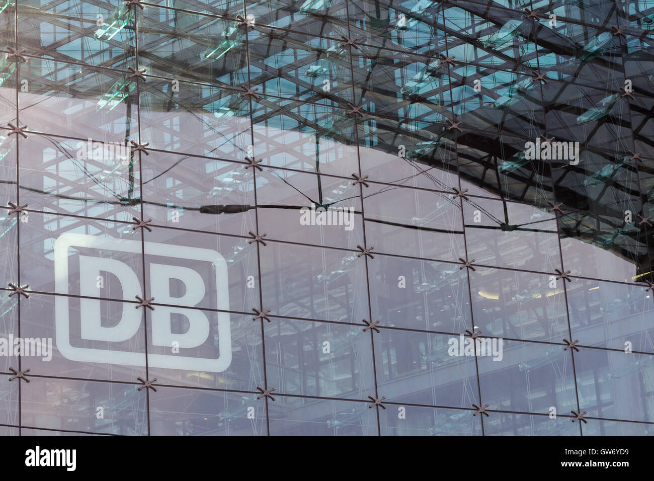 Logo ferroviaire allemand 'DB' (Deutsche Bahn) sur la façade de verre de la gare principale de Berlin (Berlin Hauptbahnhof) Banque D'Images
