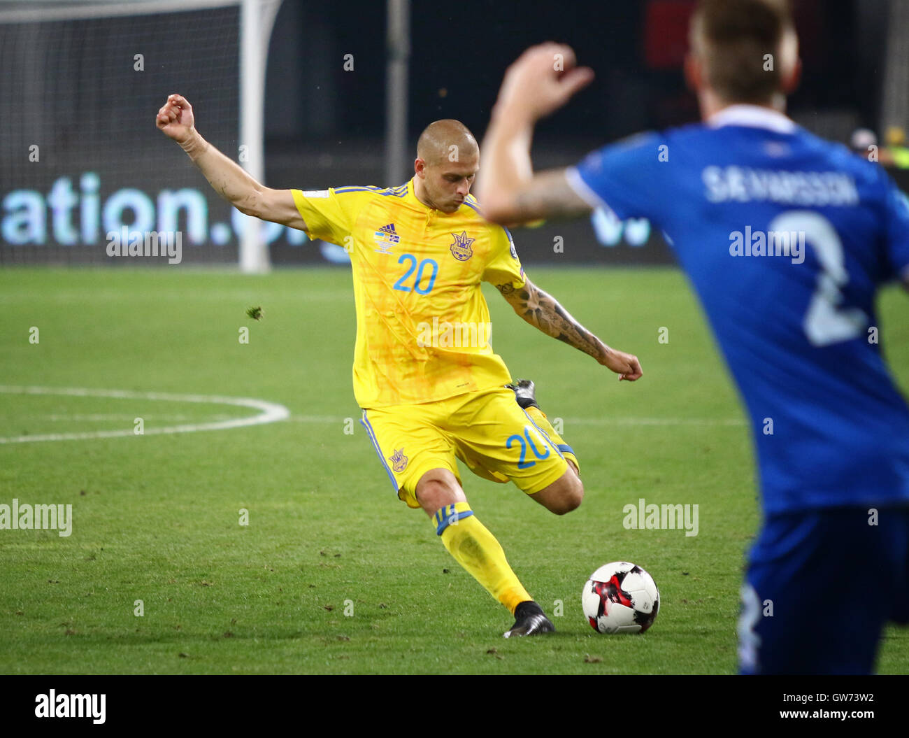 Yaroslav Rakitskiy coups de l'Ukraine une balle pendant la Coupe du Monde FIFA 2018 match de qualification contre l'Islande Banque D'Images
