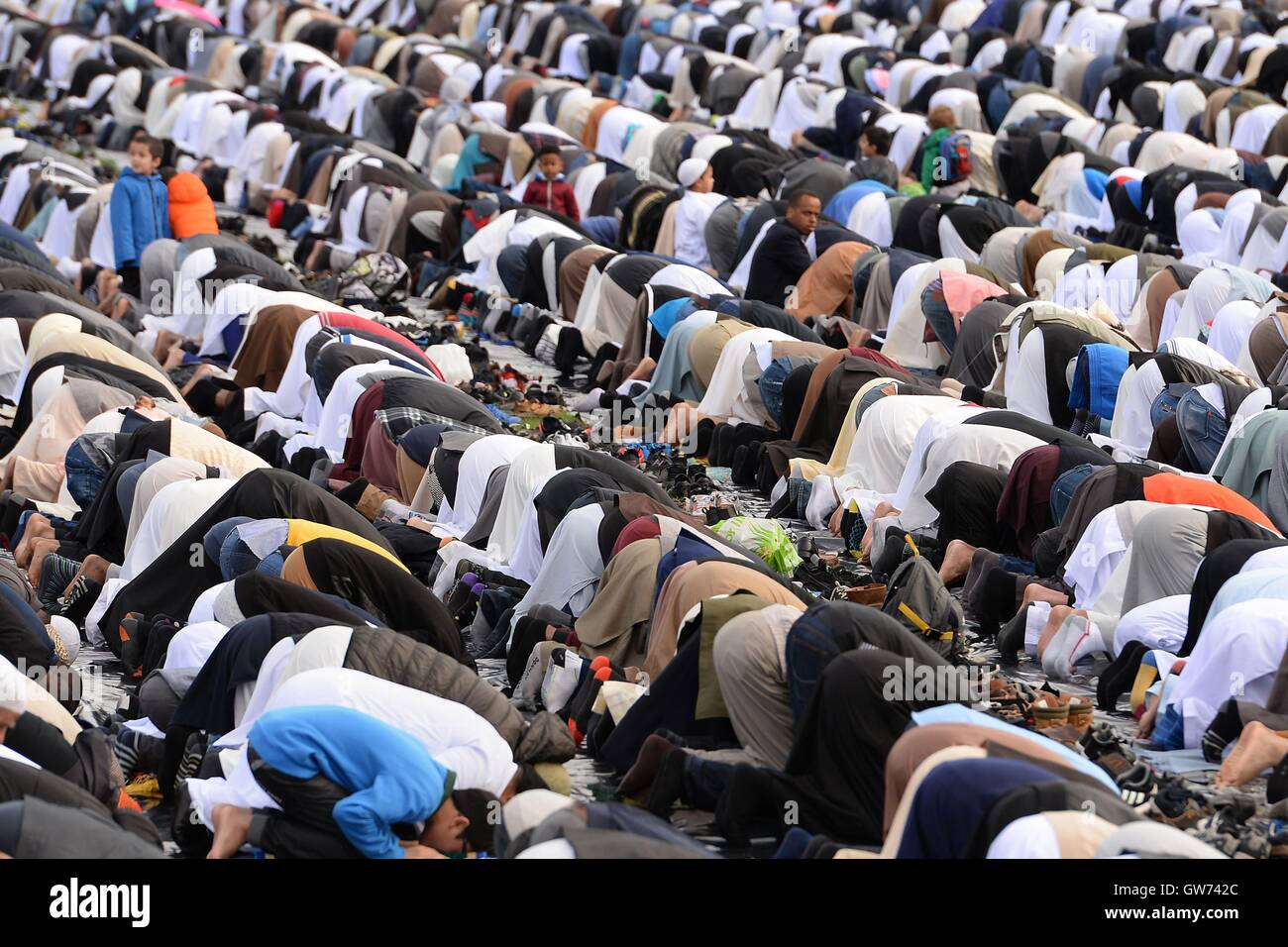 Autour de 40 000 musulmans prennent part à prières de masse pour célébrer la fête musulmane de l'Aïd al-Adha, dans de petits Heath Park à Birmingham. Banque D'Images