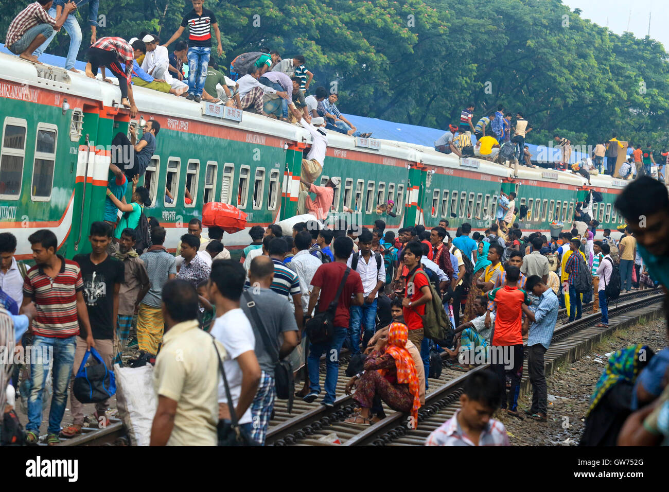 Dhaka, Bangladesh. 12 Septembre 2016 : ne trouvant pas de place à l'intérieur des chariots, les gens à la maison pour leurs vacances Eid grimper sur le toit d'un train à la gare de l'aéroport. Banque D'Images