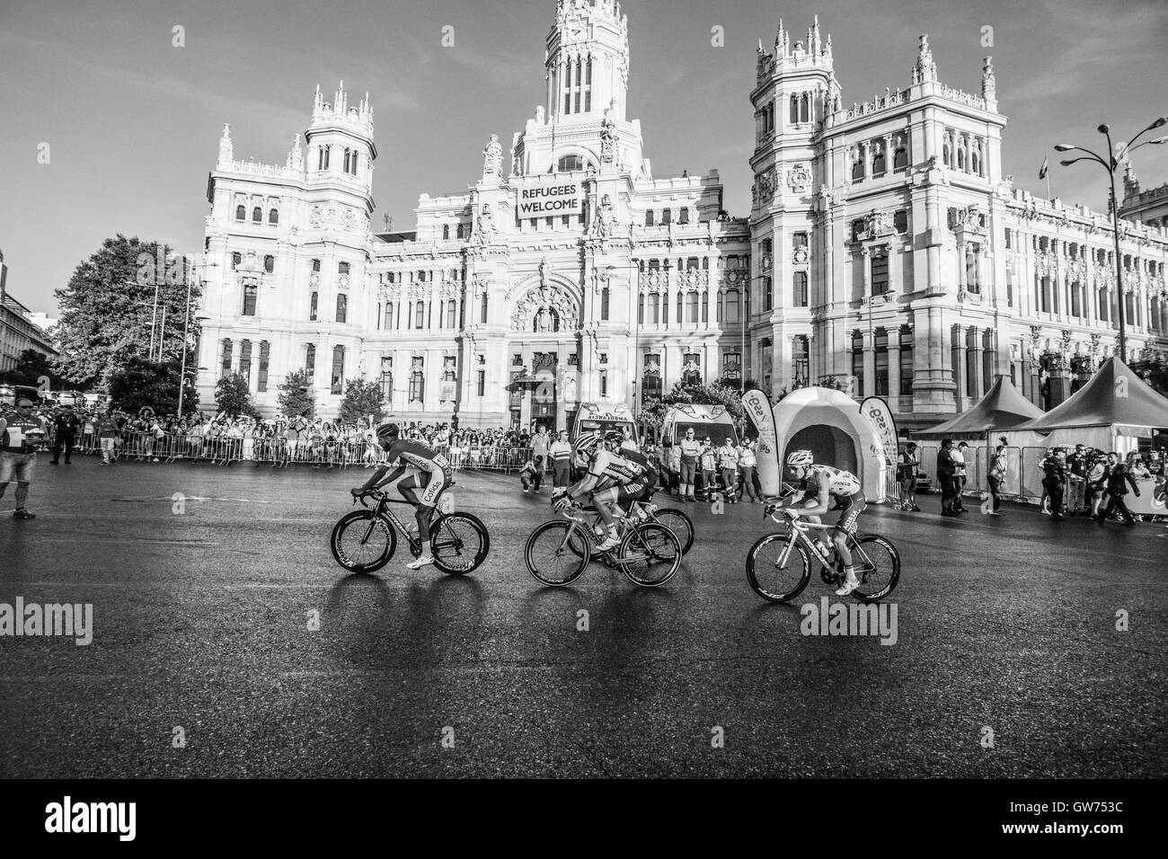 Madrid, Espagne. 11 Septembre, 2016. Loic Chetout (Cofidis), Peter Kennaugh (Team Sky), Koen Bownen (Lotto NL - Jumbo) et Quentin Jauregui (AG2R La Mondiale) ride durant la 21e étape de la course cycliste "La Vuelta" (Tour d'Espagne) entre Las Rozas de Madrid et le 11 septembre 2016 à Madrid, Espagne. Crédit : David Gato/Alamy Live News Banque D'Images
