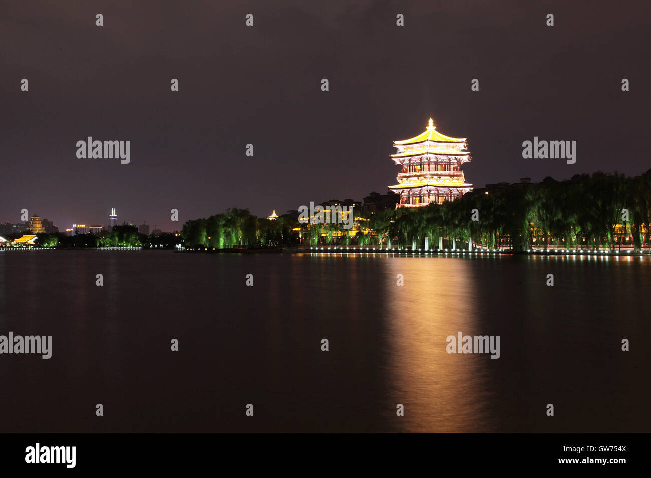 12 septembre 2016 - Xi'An, Xi'an, Chine -¡¯XiÂ Â, Chine- ?9 Septembre 2016 : ?(EDITORIAL ?utiliser ?SEULEMENT. ?CHINE ?OUT) Paysage de nuit de Tang Paradise en¡¯XiÂ Â une, capitale de la Chine du Nord-Ouest¡Â.s de la province de Shaanxi. L'Tang Paradise sera une des étapes importantes pour la prochaine fête de la Gala, qui se tiendra par China Central Television (CCTV) fête de célébration. L'Tang Paradise dispose de nombreux bâtiments, places et jardins, tous l'intégration de fonctionnalités de l'architecture chinoise traditionnelle, tels que les gouttières et corniches. © SIPA Asie/ZUMA/Alamy Fil Live News Banque D'Images