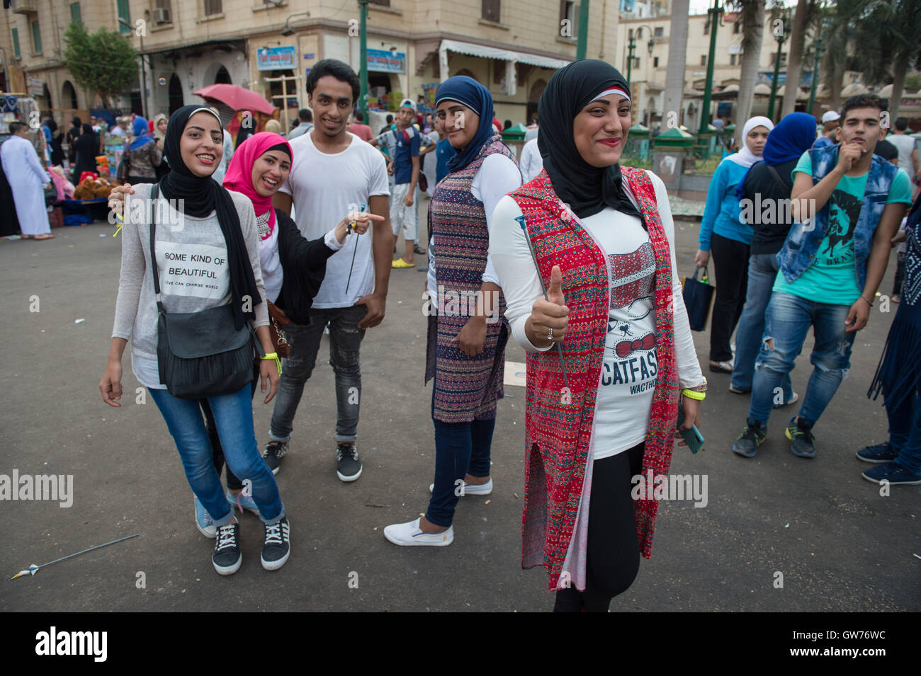 Le Caire, Égypte. 12 Sep, 2016. Egyptiens visiter le Khan el-Khalili après avoir assisté à l'Eid al-Adha prières à la mosquée Al-Hussein au Caire, Égypte, le 12 septembre 2016. Les musulmans à travers le monde célèbrent l'Aïd al-Adha festival, ou la fête de sacrifice. © Meng Tao/Xinhua/Alamy Live News Banque D'Images