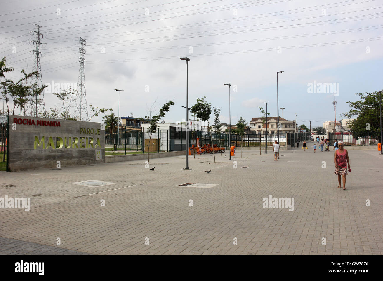 Le parc Madureira est la troisième plus grande zone de loisirs de la ville de Rio de Janeiro. Le site, qui est construite sur les rives de la ligne de chemin de fer qui traverse plusieurs quartiers de banlieue de Rio et est un quartier pauvre de la ville. Le site a été récemment élargi et a acquis de nouveaux services tels que des courts de tennis en libre utilisation, de nouvelles pistes cyclables et de nouvelles zones de loisir et de divertissement. Sur site, nous soulignons les lacs artificiels réalisés dans la forme et les couleurs des anneaux olympiques et aussi le 'plages artificielles" où l'eau cascades font la joie des enfants. Image produite le 9 septembre 2016, à Rio de Janei Banque D'Images