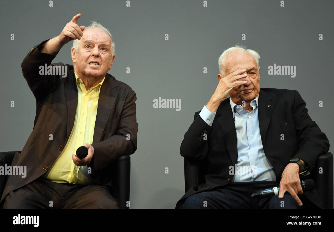 Berlin, Allemagne. 12 Sep, 2016. Le directeur musical général de l'Opéra d'Etat de Berlin, Daniel Barenboim (L), parle à côté de l'architecte et designer Frank Gehry lors d'une conférence de presse à Berlin, Allemagne, 12 septembre 2016. L'Argentine-né musicien et chef d'orchestre a présenté le programme de la première saison de son Barenboim-Said Académie de musique. Photo : SOEREN STACHE/dpa/Alamy Live News Banque D'Images