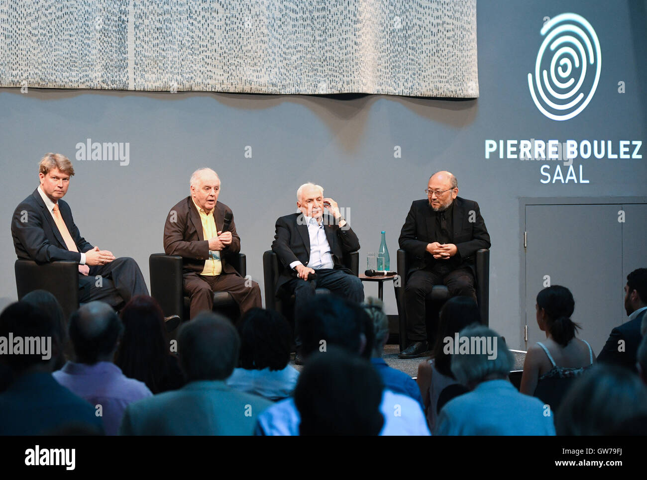 Berlin, Allemagne. 12 Sep, 2016. Le directeur musical général de l'Opéra d'Etat de Berlin, Daniel Barenboim (2.f.L), parle à côté du directeur de la Pierre Boulez Saal, Ole Baekhoj de Danemark (L-R) basée en Californie, architecte et designer, Frank Gehry et acousticien japonais Yasuhisa Toyota lors d'une conférence de presse à Berlin, Allemagne, 12 septembre 2016. L'Argentine-né musicien et chef d'orchestre a présenté le programme de la première saison de son Barenboim-Said Académie de musique. Photo : SOEREN STACHE/dpa/Alamy Live News Banque D'Images