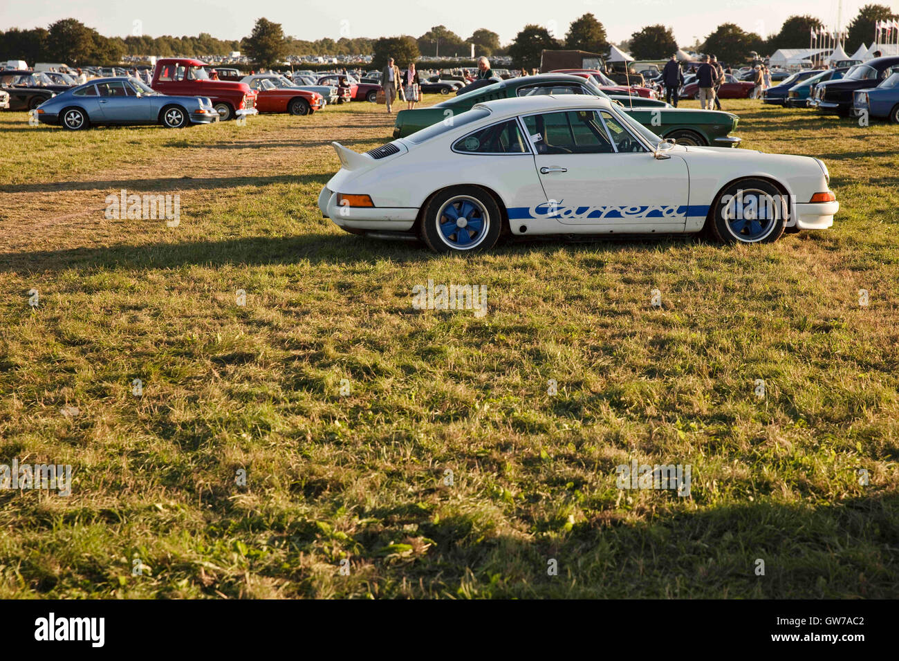 Chichester, UK, UK. Sep 11, 2016. Voitures anciennes sur le parking de l'Goodwood Revival vintage sports car course. © Mark Avery/ZUMA/Alamy Fil Live News Banque D'Images