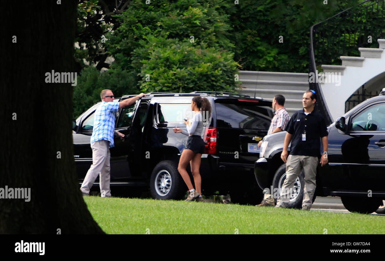 Washington, Us. Sep 11, 2016. Le président des États-Unis Barack Obama et sa fille Maila entrer dans la limousine présidentielle pour faire une randonnée au Parc de Great Falls en Virginie. Crédit : Dennis Brack/Piscine via CNP - AUCUN FIL SERVICE - © dpa/Alamy Live News Banque D'Images