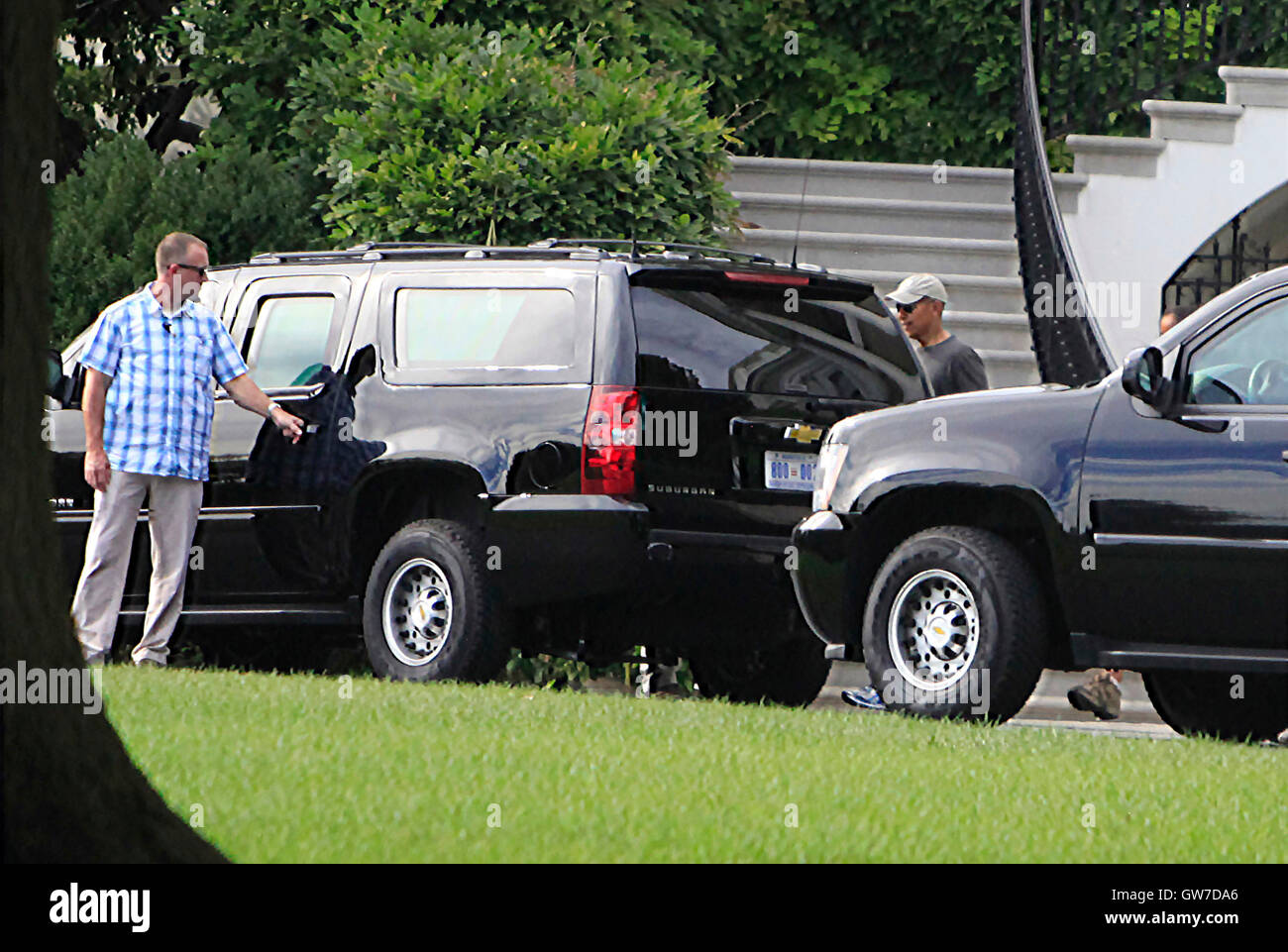 Washington, Us. Sep 11, 2016. Le président des États-Unis Barack Obama et sa fille Maila entrer dans la limousine présidentielle pour faire une randonnée au Parc de Great Falls en Virginie. Crédit : Dennis Brack/Piscine via CNP - AUCUN FIL SERVICE - © dpa/Alamy Live News Banque D'Images