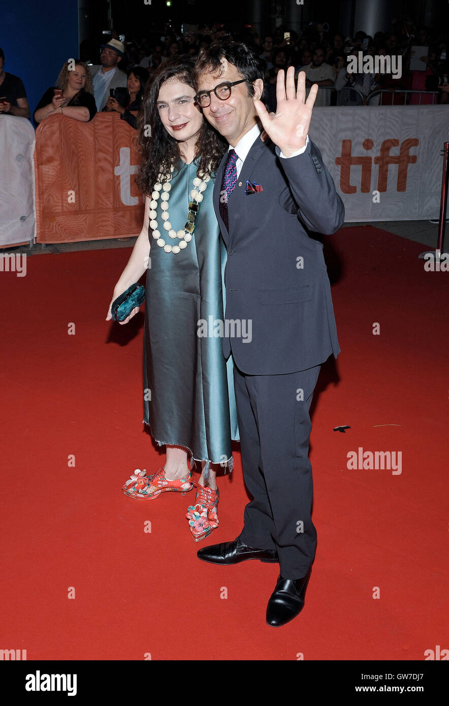 Toronto, Ontario, Canada. Sep 11, 2016. 11 septembre 2016 - Toronto, Ontario Canada - Arsinée Khanjian et Atom Egoyan. ''La promesse'' Premiere - 2016 Toronto International Film Festival qui a eu lieu au Roy Thomson Hall. Crédit photo : Brant/Perniac Perniac AdMedia © Brent/AdMedia/ZUMA/Alamy Fil Live News Banque D'Images