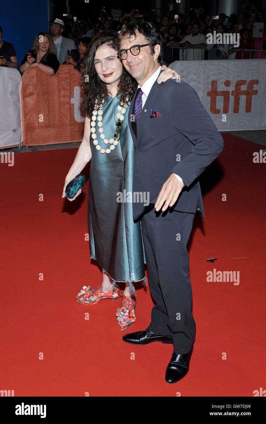 Toronto, Ontario, Canada. Sep 11, 2016. 11 septembre 2016 - Toronto, Ontario Canada - Arsinée Khanjian et Atom Egoyan. ''La promesse'' Premiere - 2016 Toronto International Film Festival qui a eu lieu au Roy Thomson Hall. Crédit photo : Brant/Perniac Perniac AdMedia © Brent/AdMedia/ZUMA/Alamy Fil Live News Banque D'Images