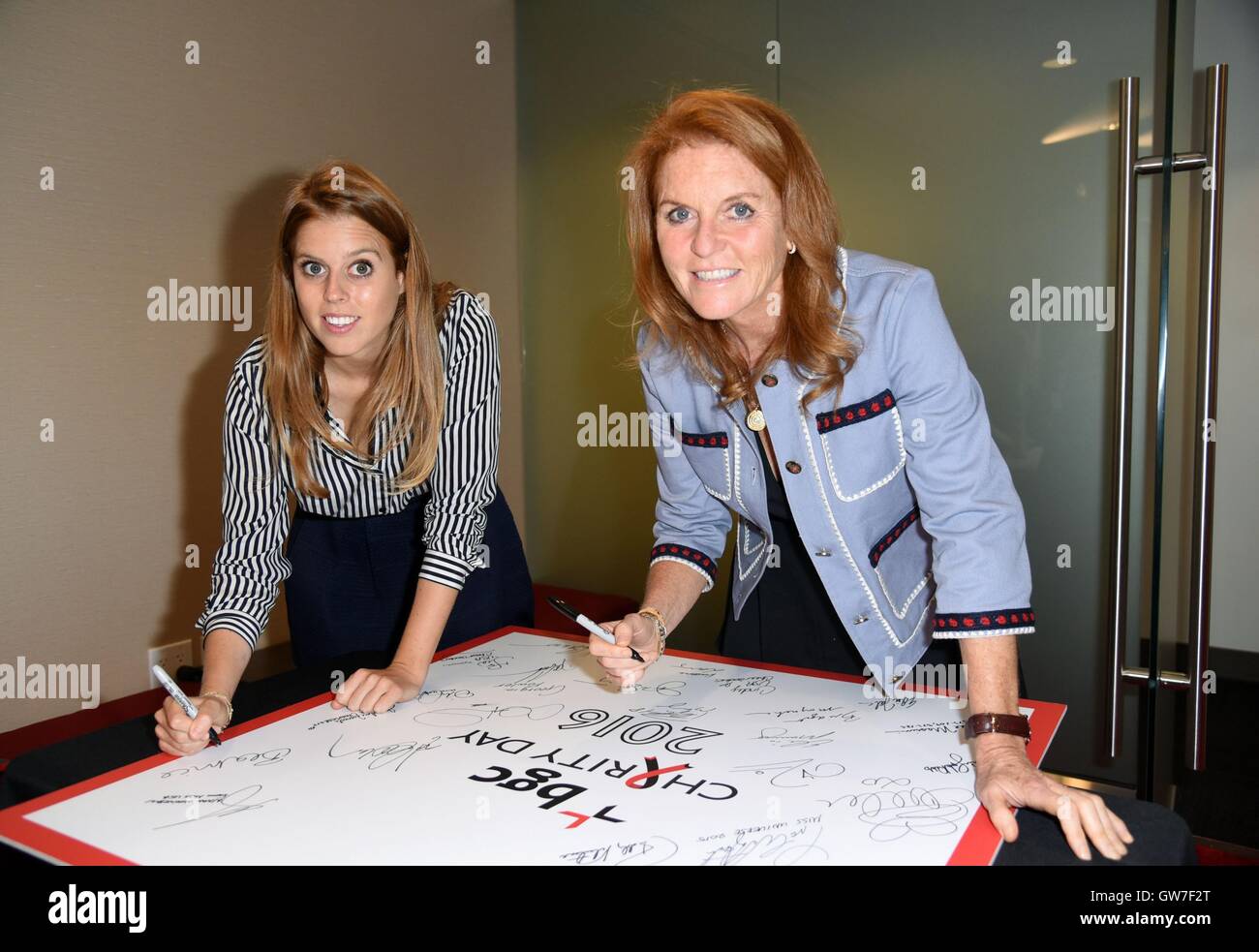 New York, NY, USA. 12 Sep, 2016. La Princesse Béatrice d'York, Sarah Ferguson, la duchesse d'York en présence de BGC Partners Charity Day pour commémorer le 11 septembre, BGC Partners, New York, NY Le 12 septembre 2016. Credit : Derek Storm/Everett Collection/Alamy Live News Banque D'Images