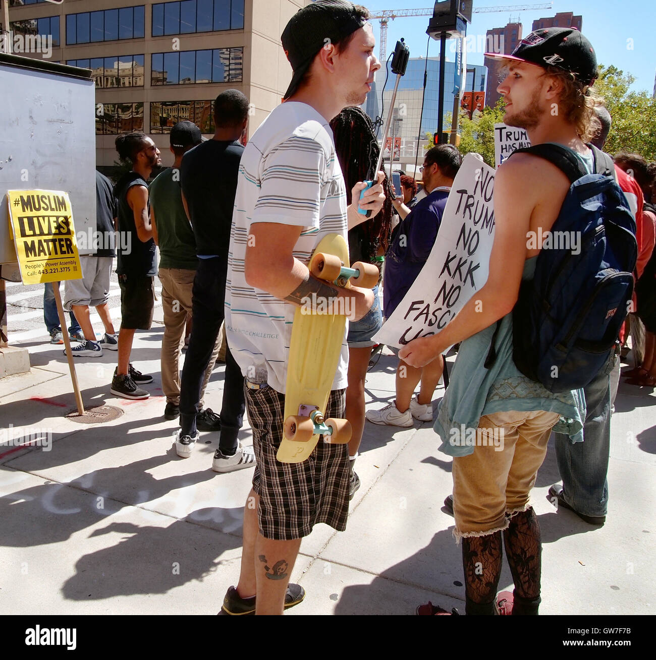 Baltimore, USA. 12 Septembre, 2016. Deux jeunes hommes discuter de convictions politiques lors d'une manifestation anti-Trump sur un coin de rue le 12 septembre 2016 à Baltimore, MD Crédit : Cheryl Moulton/Alamy Live News Banque D'Images