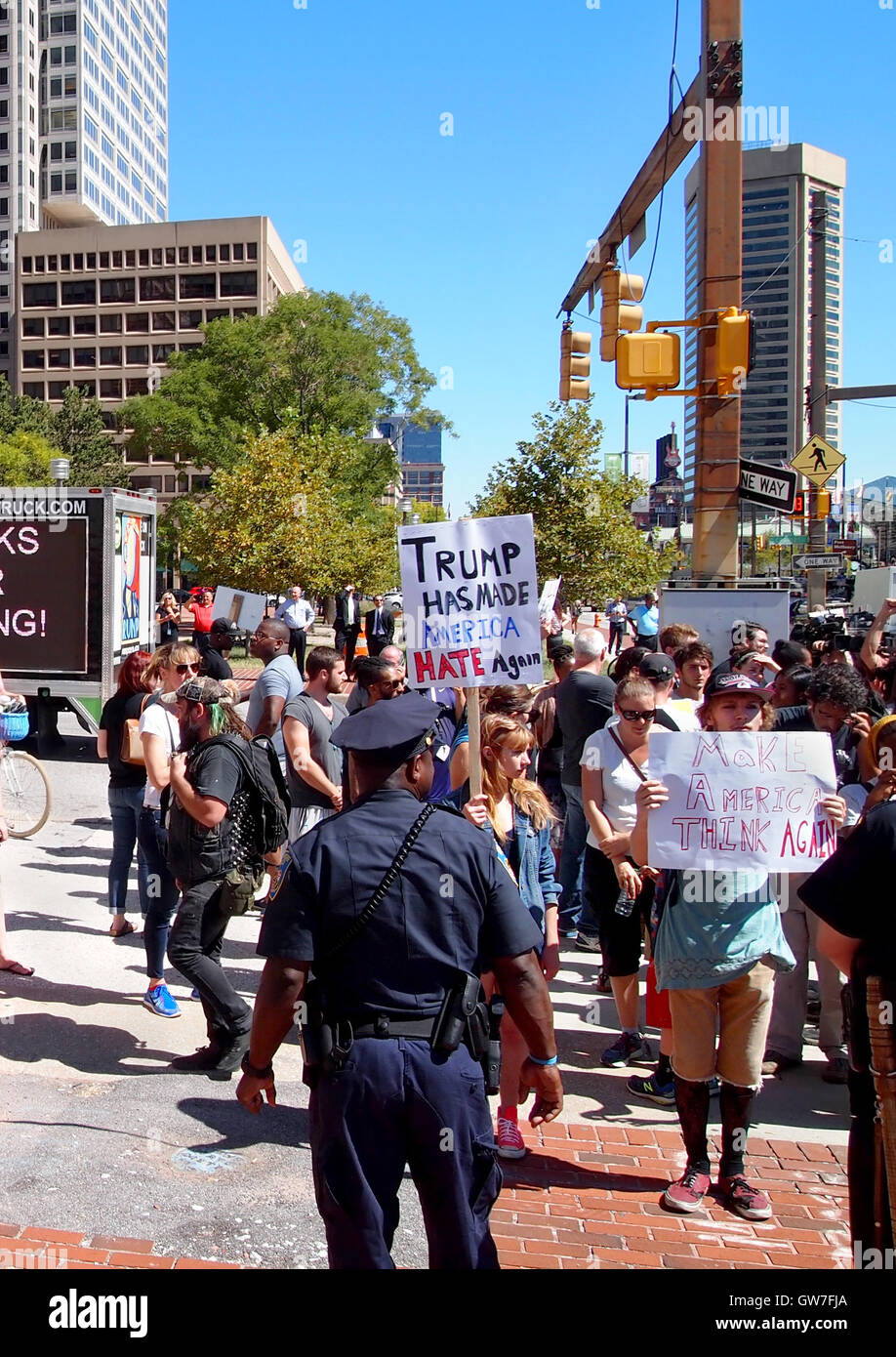Baltimore, USA. 12 Septembre, 2016. Des jeunes d'atout de Donald anti signes à une manifestation au centre-ville le 12 septembre 2016 à Baltimore, MD. Credit : Cheryl Moulton/Alamy Live News Banque D'Images