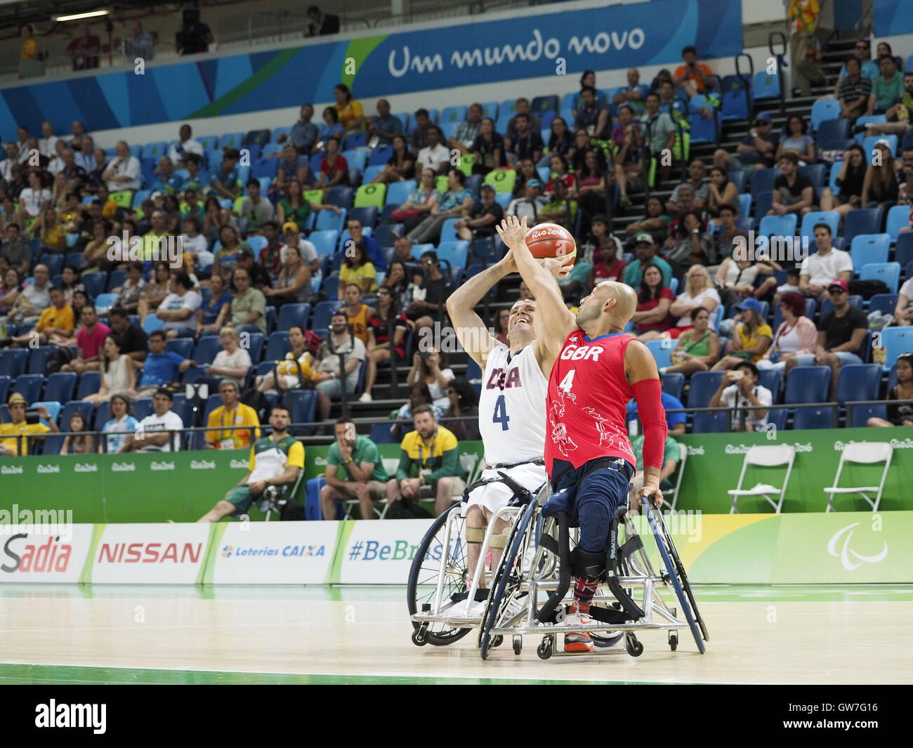 Rio de Janeiro, Brésil. 12 Septembre, 2016. Les Jeux Paralympiques de Rio 2016, les hommes de basket-ball en fauteuil roulant piscine proche entre les USA et la Grande-Bretagne Crédit : PhotoAbility/Alamy Live News Banque D'Images