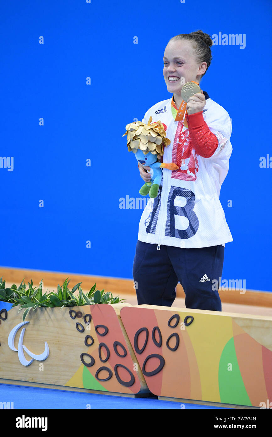 Rio de Janeiro, Brésil. 12 Sep, 2016. Eleanor "Ellie" Simmonds (GBR) Natation  : 200 m quatre nages SM6 remise de médaille aux Jeux olympiques de natation stade lors des Jeux Paralympiques de Rio 2016 à Rio de Janeiro, Brésil . Credit : AFLO SPORT/Alamy Live News Banque D'Images