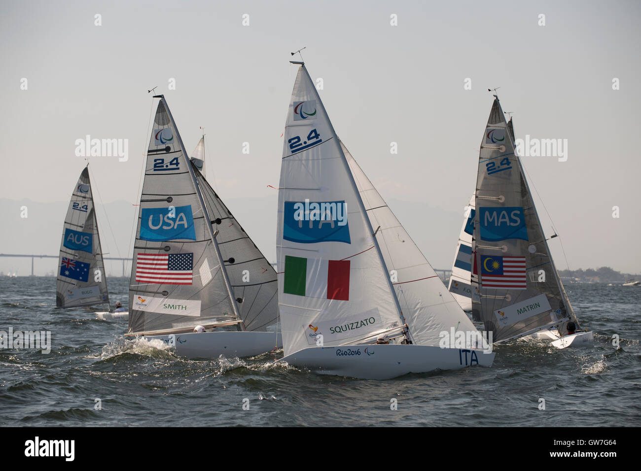 Les marins d'une seule main leurs manœuvres au cours de quillard 2,4 mètres à la voile sur la baie de Guanabara à Rio de 2016 Jeux paralympiques. Banque D'Images