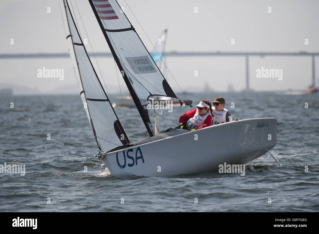 USA's Ryan Porteous et Maureen McKinnon dans le SKUD18 calibre durant la compétition de voile au Jeux paralympiques 2016. Banque D'Images