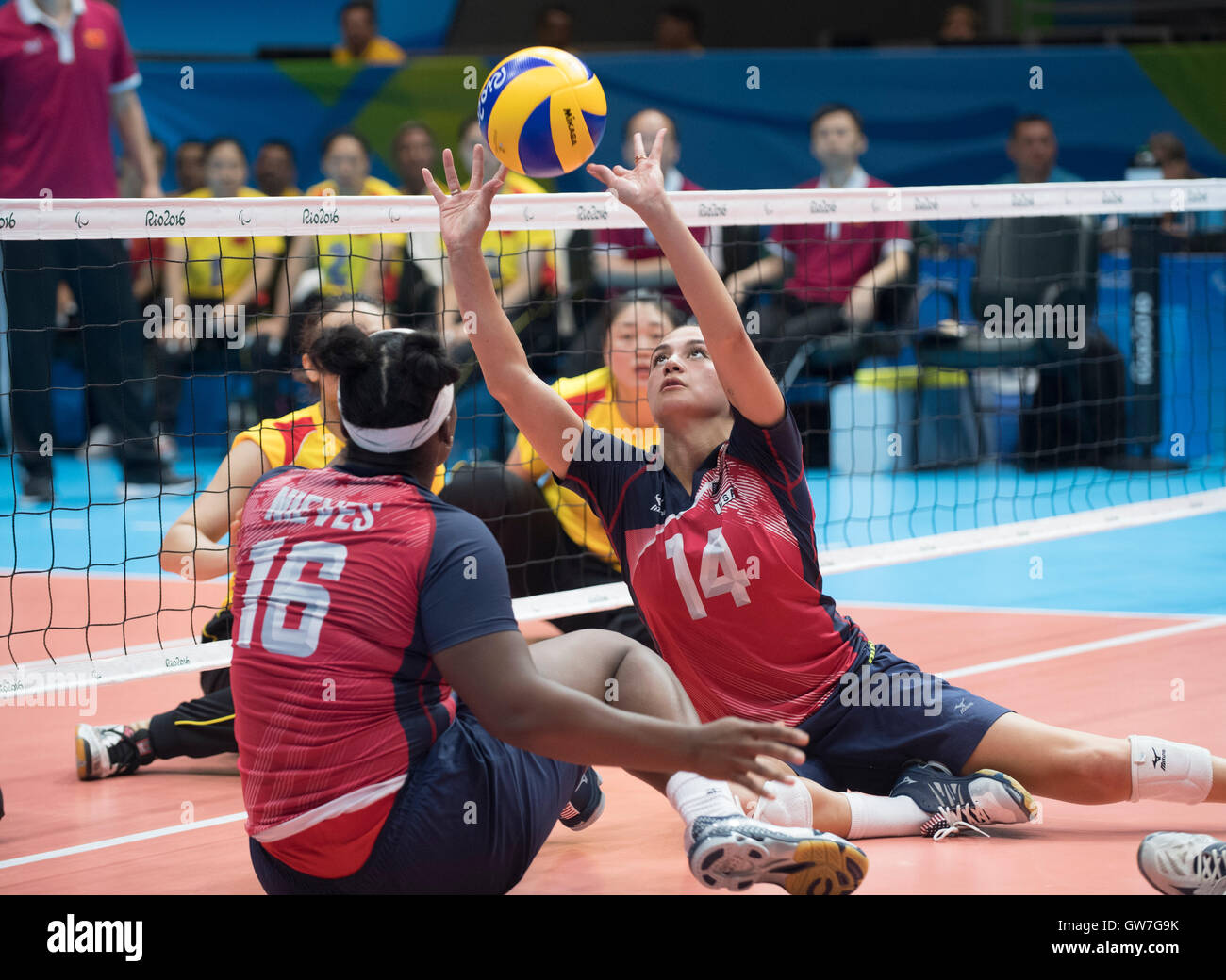 Kaelo de Kanahele les USA fixe la balle lors d'un match de volleyball assis contre la Chine aux Jeux Paralympiques de Rio. Banque D'Images