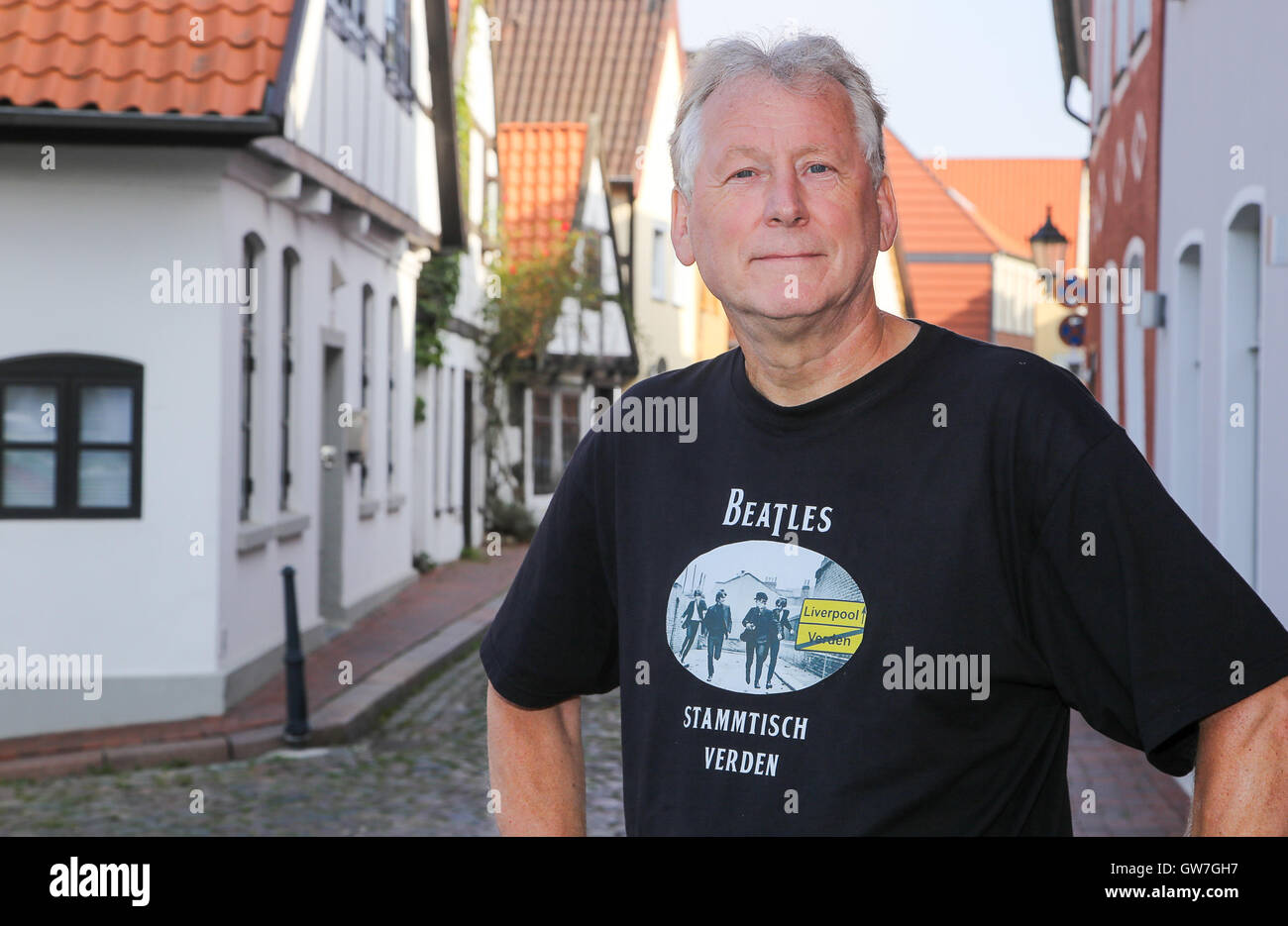 Verden, Allemagne. Sep 9, 2016. Harry Schwertner, co-fondateur de The Beatles groupe de réguliers à Verden, pose dans la vieille ville de Passau, Allemagne, le 9 septembre 2016. Plusieurs scènes de la déplacer 'Comment j'ai gagné la guerre" avec John Lennon ont été tournées dans la ville en septembre 1966. La chambre à l'arrière-plan (l) peut être vu dans le film. Photo : Focke Strangmann/dpa/Alamy Live News Banque D'Images